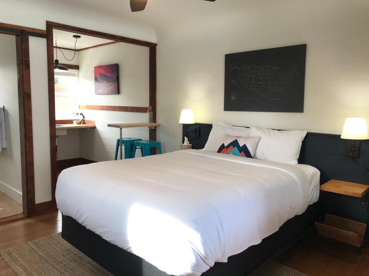 Left Coast Lodge - Pet Friendly Систерс Экстерьер фото