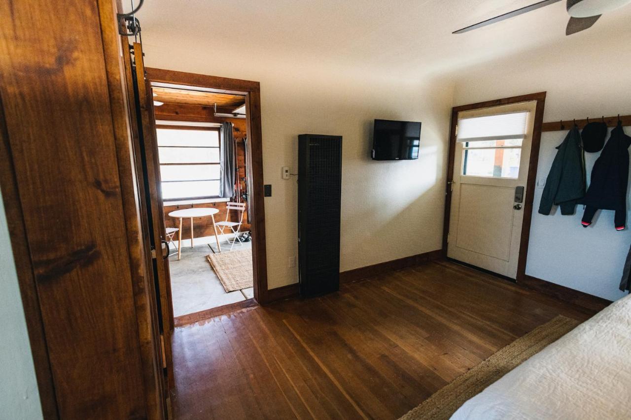 Left Coast Lodge - Pet Friendly Систерс Экстерьер фото