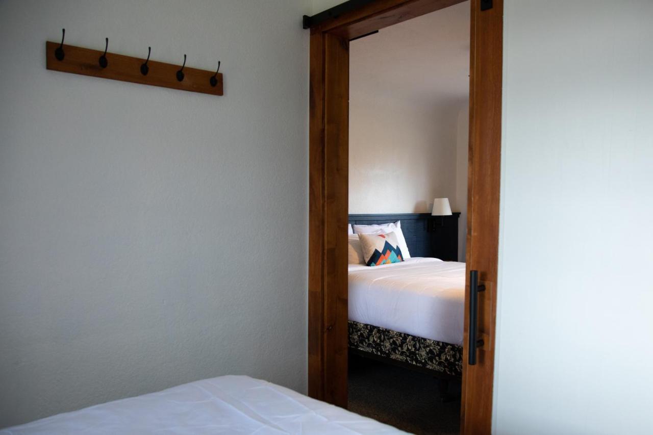 Left Coast Lodge - Pet Friendly Систерс Экстерьер фото